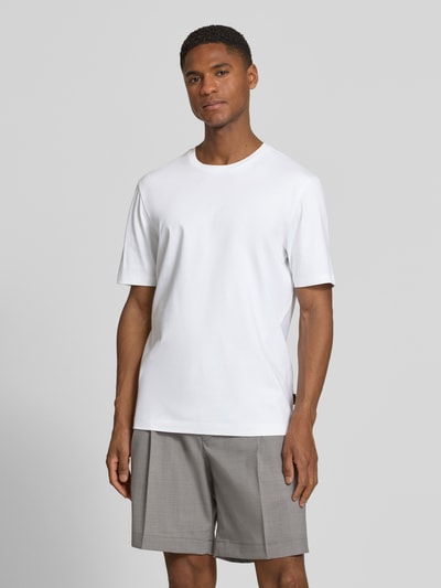 Männermodel trägt T-Shirt mit Rundhalsausschnitt von bugatti, weiß, Slim Fit aus reiner Baumwolle, Rückenlänge 70 cm, Ganzkörperansicht von vorne