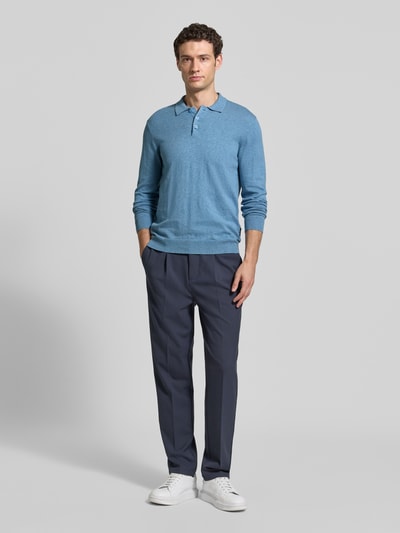 Männermodel trägt Regular Fit Strickpullover aus Baumwoll-Mix mit Kaschmir-Anteil von Casual Friday, Ganzkörperansicht von vorne. Herrenpullover mit Polokragen und elastischen Abschlüssen, Blauton, glatte Struktur, Rückenlänge 65 cm, Ärmellänge 69 cm.