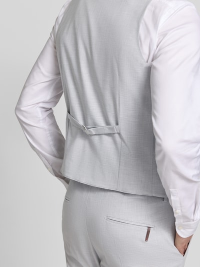 Männermodel trägt Weste mit Paspeltaschen Modell 'Vitra' von CINQUE in hellem Grau, glatte Textur, Detailaufnahme Rückenansicht. Material-Mix mit Viskose-Anteil, Regular Fit, Rückenlänge 58 cm bei Größe 50.