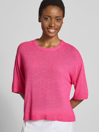 Vrouwenmodel draagt Relaxed Fit Pullover uit viscosemix Model 'Vicki' van FREE/QUENT, felroze, geborduurde look, 1/2-mouwen, ronde hals, semi-transparant, ruglengte maat S 55 cm, mouwlengte maat S 26 cm, vooraanzicht van het volledige lichaam.