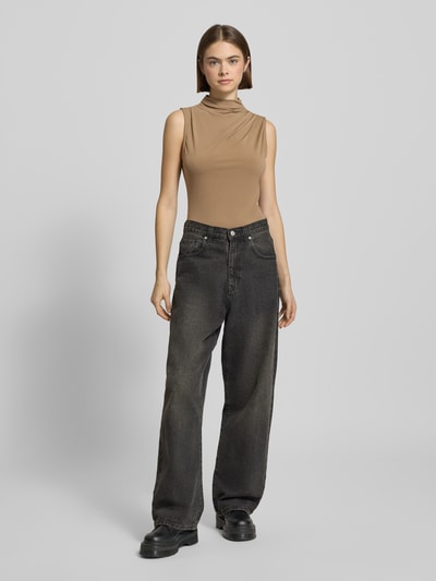 Vrouwenmodel draagt Shaped Fit Shirt zonder mouwen Model 'MADISON' van Pieces in effen kleuren met labelstitching, hooggesloten hals, ganzebodyvooraanzicht.