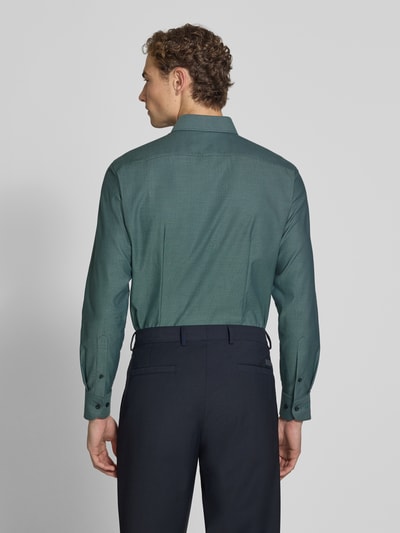 Männermodel trägt Modern Fit Businesshemd aus reiner Baumwolle von OLYMP in Dunkelgrün, glatte Textur, Ganzkörperansicht Rückansicht, Herren Businesshemd von OLYMP