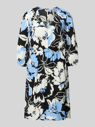 Frauenmodel trägt Knielanges Kleid aus Viskose im Allover-Look Modell 'Fe44li' von ZABAIONE, A-Linie, V-Ausschnitt, 3/4-Arm, Blau-Schwarz-Weiß, florales Muster, feine Textur, Rückenlänge bei Größe S 98 cm, Brustweite 52 cm, Ärmellänge 46 cm, Ganzkörperansicht von vorne.