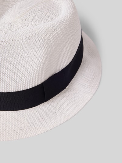 Produktfoto, Hut mit Zierband Modell 'TRILBY' von Müller Headwear aus Papier, breite Krempe, weiß, grobe Textur, schwarzes Zierband.