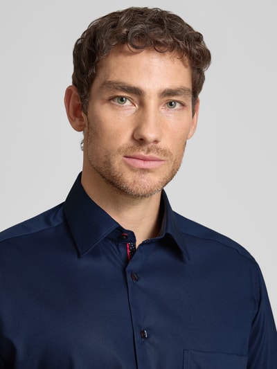 Männermodel trägt Comfort Fit Business-Hemd aus Baumwolle mit Kentkragen von ETERNA, dunkelblau, Reine Baumwolle, Nahaufnahme Oberkörper. Rückenlänge bei Größe 40: 80 cm, Schulterbreite: 47 cm, Ärmellänge: 33 cm, 1/2-Arm.