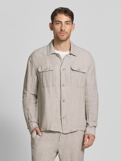 Männermodel trägt Regular Fit Hemdjacke aus Leinen-Baumwoll-Mix von JAKE*S STUDIO MEN in Beige mit Kentkragen, Brusttaschen, Ganzkörperansicht von vorne. Rückenlänge bei Größe M: 61 cm.