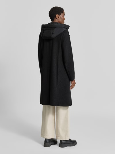 Frauenmodel trägt Mantel aus Schurwolle-Mix mit Kapuze von CINQUE in Schwarz, Straight Fit, Reverskragen, Rückenansicht, Ganzkörperansicht.