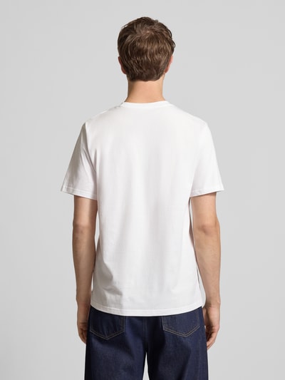 Männermodel trägt Regular Fit T-Shirt mit Logo-Patch von Carhartt Work In Progress in Weiß, reine Baumwolle, Rückenansicht, Ganzkörperansicht.