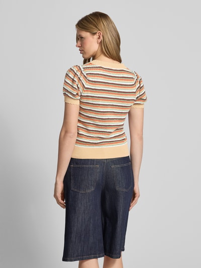 Frauenmodel trägt Regular Fit Strickshirt mit kurzem Arm Modell 'KAMIA LUREX' von Pepe Jeans, Optik:Allover-Muster, gestreift, Struktur, Effektgarn, Kurzarm, Crew Neck, Rumpfabschluss: Gerippt, Materialverarbeitung: Strick, Baumwoll-Mix, Farben in Beige, Orange und Blau, Ganzkörperansicht Rückansicht.
