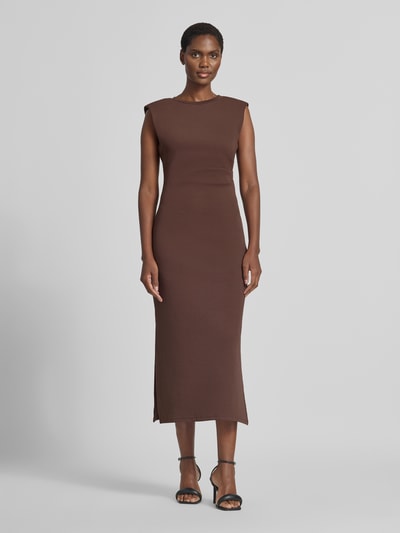 Frauenmodel trägt figurbetontes Midikleid mit Rundhalsausschnitt Modell 'PINA' von YAS in Braun, seitliche Raffungen, Ganzkörperansicht von vorne
