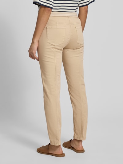 Frauenmodel trägt Hose mit elastischem Bund und Eingrifftaschen von Luisa Cerano in Beige, Baumwoll-Elasthan-Mix, Regular-Fit, Ganzkörperansicht Rückansicht.