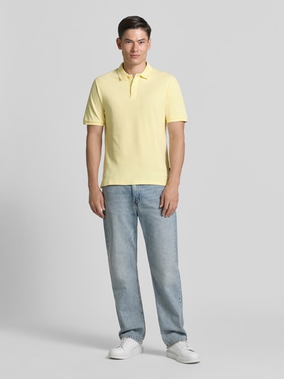 Męski model nosi Slim Fit Poloshirt mit Stitching od Jack & Jones Premium z bawełny, krój slim fit, listwa guzikowa, długość tyłu w rozmiarze M: 70 cm, całkowity widok z przodu