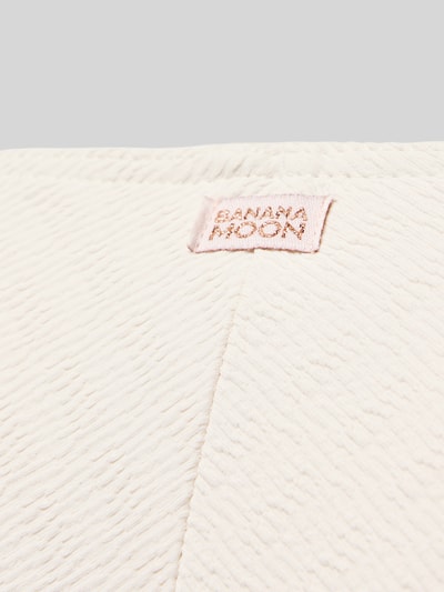 Produktfoto, Bikini-Slip mit Strukturmuster Modell 'DESNA CHAINY' von Banana Moon aus Material-Mix mit Stretch-Anteil, Label-Detail, cremefarben, feine Struktur.