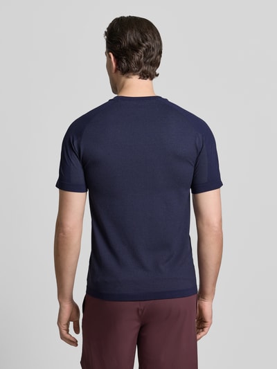 Mężczyzna model nosi Regular Fit T-Shirt mit Logo-Print von Fabletics w kolorze granatowym, krótki rękaw, okrągły dekolt, długość tyłu 67 cm w rozmiarze M, widok całej sylwetki od tyłu.