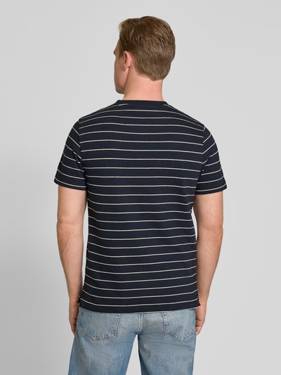 Mannenmodel draagt T-Shirt met Strepenpatroon en Logo van camel active, regular fit, pure katoen, ronde hals, ruglengte 70 cm, Ganzlichaamsaanzicht rugaanzicht.