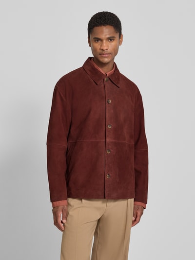 Männermodel trägt Regular Fit Lederjacke aus echtem Ziegenleder Modell 'RORY' von Selected Homme in Braun, Herren, Ganzkörperansicht von vorne.