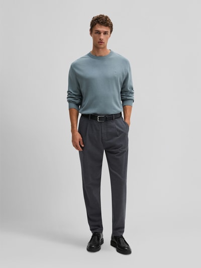 Männermodel trägt Regular Fit Pullover aus Baumwoll-Mix mit Schurwoll-Anteil von Marc O'Polo in Hellblau, Ganzkörperansicht von vorne, Herren Pullover von Marc O'Polo