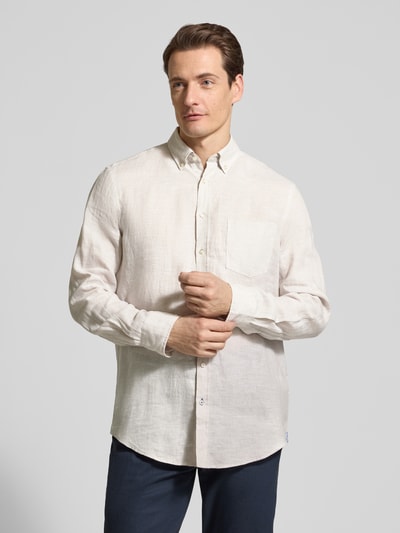 Männermodel trägt Slim Fit Leinenhemd mit Brusttasche von Christian Berg Men in Hellbeige, Button-Down-Kragen, Knopfleiste, Ganzkörperansicht von vorne.