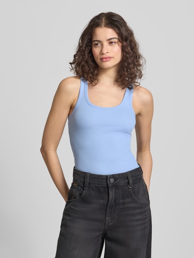 Frauenmodel trägt Tanktop mit Rundhalsausschnitt von Review in Hellblau, Baumwoll-Mix mit Stretch-Anteil, Feinripp, Körpernaher Schnitt, Ganzkörperansicht von vorne.