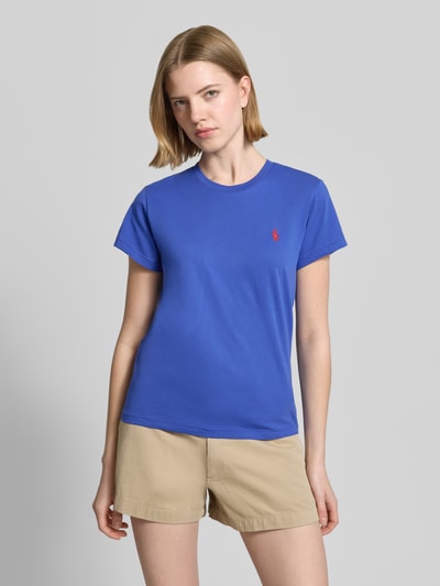Frauenmodel trägt Regular Fit T-Shirt aus reiner Baumwolle von Polo Ralph Lauren, unifarben blau mit Logo-Stitching, Ganzkörperansicht von vorne.