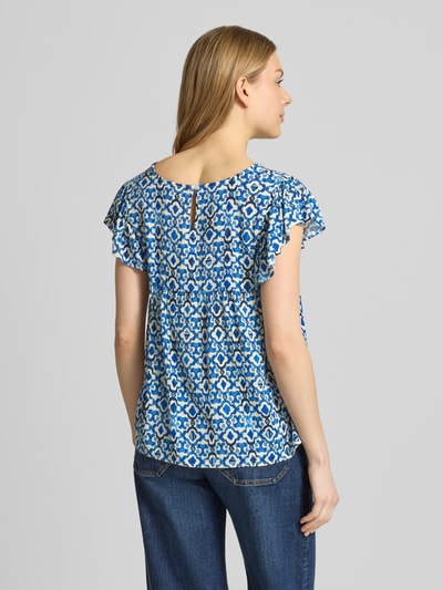 Modelka nosi Blusenshirt aus Viskose Modell 'MARRAKECH' von ICHI, wiskoza, krój regular fit, wzór na całej powierzchni, długość tyłu w rozmiarze S: 54 cm, widok całej sylwetki z tyłu.