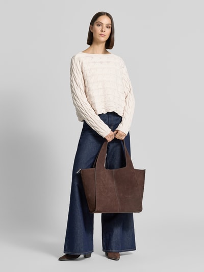 Frauenmodel trägt Relaxed Fit Strickpullover aus Baumwoll-Mix mit Zopfmuster von Oui, cremefarben, U-Boot-Ausschnitt, Ganzkörperansicht von vorne.