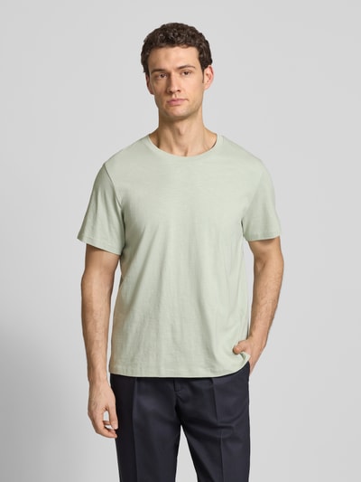 Männermodel trägt Regular Fit T-Shirt aus reiner Baumwolle Modell 'HASPEN' von Selected Homme in Melange-Optik, Rundhals, Kurzarm, Ganzkörperansicht von vorne.