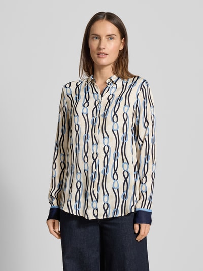 Frauenmodel trägt Hemdbluse mit Knopfleiste von Eterna aus reiner Viskose im lockeren Schnitt, mehrfarbiges Muster, Hemdblusenkragen, Ganzkörperansicht von vorne.