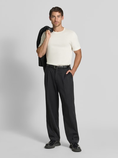 Męski model trägt Regular Fit T-Shirt aus reiner Baumwolle Modell 'TORINO' von SELECTED HOMME, jednokolorowy, okrągły dekolt, krótki rękaw, prążkowane wykończenia, materiał: bawełna, Ganzkörperansicht von vorne.