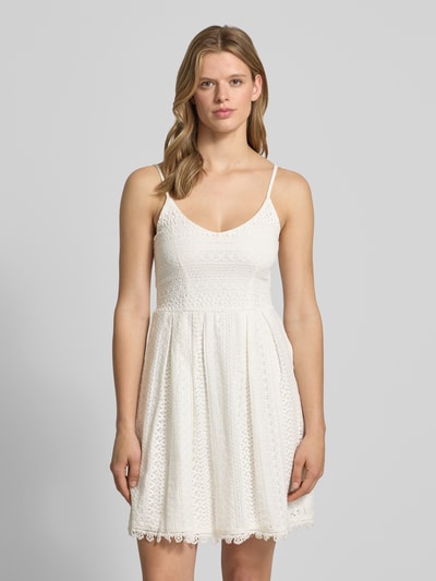 Frauenmodel trägt Tailliertes Trägerkleid aus Baumwoll-Mix Modell 'HELENA' von Only, Optik: Unifarben, Mini-Länge, grafische Struktur, Henley-Ausschnitt, Nahtreißverschluss, Ganzkörperansicht von vorne.