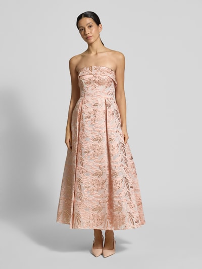 Frauenmodel trägt Regular Fit Midikleid mit floralem Allover-Stitching von Adrianna Papell in zartem Rosa, A-Linie, schulterfrei, Kellerfalten, strukturierte Textur, Nahtreißverschluss, Ganzkörperansicht von vorne.