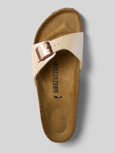 Produktfoto, Slipper mit offener Ferse Modell 'Madrid' von Birkenstock, abgerundete Passform, Logo-Detail, 3 cm Absatz, neutrale Farben, sichtbare Struktur der Innensohle.