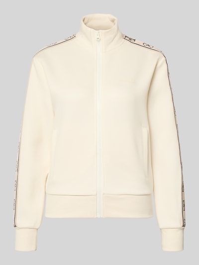 Produktfoto, Sweatjacke mit Stehkragen und Eingrifftaschen Modell 'BRITNEY' von Guess, cremefarben, Baumwoll-Mix, Regular Fit, Reißverschluss, glatte Struktur, Applikationen auf den Ärmeln.