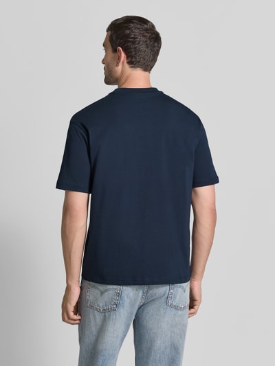 Männermodel trägt Regular Fit T-Shirt mit Rundhalsausschnitt van MCNEAL in donkerblauw, puur katoen, korte mouw, ruglengte maat M 69 cm, Ganzkörperansicht Rückansicht.