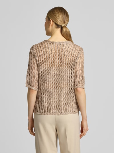 Frauenmodel trägt Regular Fit T-Shirt aus Viskose-Mix in Strick-Optik von Betty Barclay, beige, Lochmuster, Ganzkörperansicht Rückansicht. Damen T-Shirt, U-Boot-Ausschnitt, Halbarm, Rückenlänge 60 cm, Ärmellänge 29 cm, Größe 36, feine Strickstruktur.