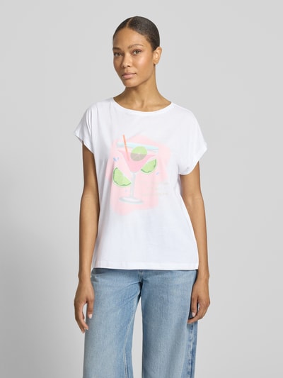 Frauenmodel trägt Oversized T-Shirt mit Motiv-Print von Smith and Soul, weißer Baumwoll-Modal-Mix, Rundhalsausschnitt, Ganzkörperansicht von vorne.