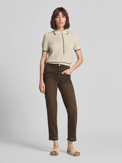 Kobiece modelka nosi brązowe jeansy Relaxed Fit Jeans mit Label-Detail Model 'PEDAL PUSHER' od Closed, Mieszanka bawełny z dodatkiem streczu, wpuszczane kieszenie, detal z logo, szerokość w rozmiarze 27/32: 36 cm, długość wewnętrzna nogawki w rozmiarze 27/32: 70 cm, widok całej sylwetki z przodu.