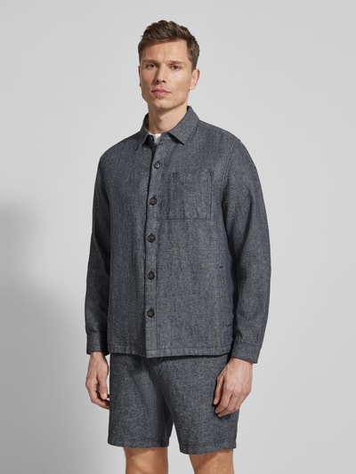 Męski model nosi Regular Fit Hemdjacke aus Leinen-Baumwoll-Mix Modell 'STILLWATER' von Barbour, tkanina stylizowana na denim, długi rękaw, pas na plecach, brustasza, wpuszczane kieszenie, wykładany kołnierz, listwa guzikowa, mieszanka lnu i bawełny. Ganzkörperansicht von vorne.