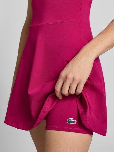 Vrouwenmodel draagt Ausgestelltes Sport-Kleid met Separate Innenhose van Lacoste in fuchsia, gladde textuur, detailopname, Dames Sport-Kleid van Lacoste Sport