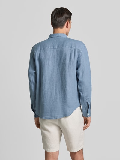 Männermodel trägt Regular Fit Leinenhemd mit Kentkragen von GAP in Blau, reine Leinen, Ganzkörperansicht Rückansicht