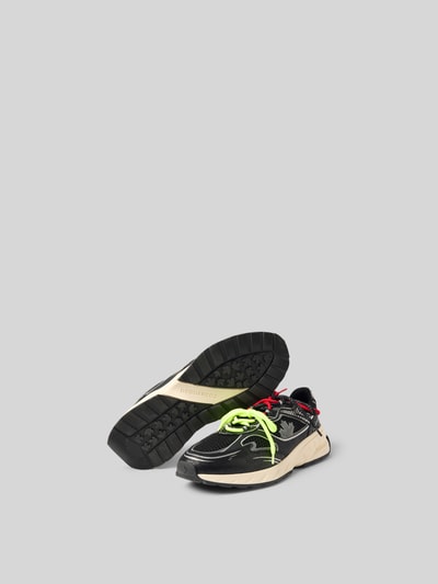 Produktfoto, Sneaker mit Kontrastbesatz von Dsquared2 für Herren, abgerundete Form, Schnürverschluss, Ziernähte, strukturierte Sohle, schwarze und helle Farben, auffällige Textur und Details.