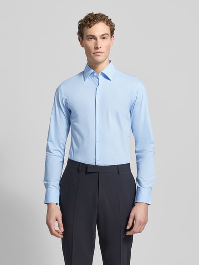Męski model nosi Slim Fit Businesshemd aus Popeline mit Stretch-Anteil von BOSS, mieszanka bawełny i elastanu, kołnierzyk typu kent, na całej długości listwa guzikowa, sportowe mankiety, zaokrąglony dół, łatwa pielęgnacja, długość tyłu 76 cm, szerokość ramion 47 cm, długość rękawów 67 cm, jasnoniebieski kolor, gładka struktura, Ganzkörperansicht von vorne.