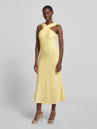 Frauenmodel trägt Midikleid mit Pailletten von Little Mistress in Gelb mit Strukturmuster, A-Linie, Rückenreißverschluss, Ganzkörperansicht von vorne. Rückenlänge bei Größe 36: 125 cm.
