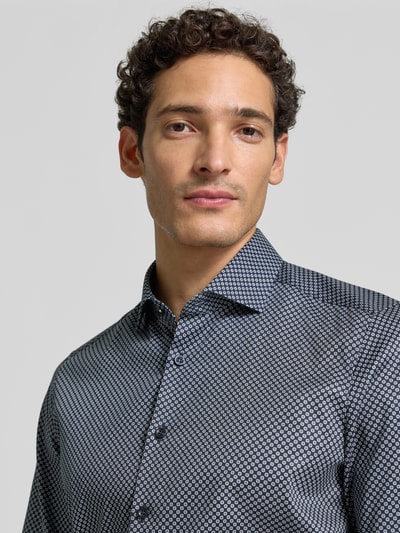 Männermodel draagt OLYMP Body Fit Businesshemd uit katoenmix met kleine grafische print in blauw en grijs, Nahaufnahme Oberkörper, zakelijk overhemd van OLYMP Level 5.