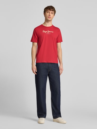 Männermodel trägt Regular Fit T-Shirt aus reiner Baumwolle Modell 'EGGO' von Pepe Jeans in Optik: Unifarben, Ganzkörperansicht von vorne.