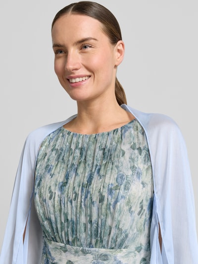 Frauenmodel trägt Semitransparenter Bolero aus fließendem Stoff von Swing, hellblau, leicht transparenter Chiffon, Nahaufnahme Oberkörper.