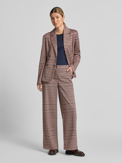 Frauenmodel trägt Wide Fit Hose mit Viskose-Anteil Modell 'Kate' von ICHI, Karo-Muster, Eingrifftaschen, elastisch, Ganzkörperansicht von vorne.