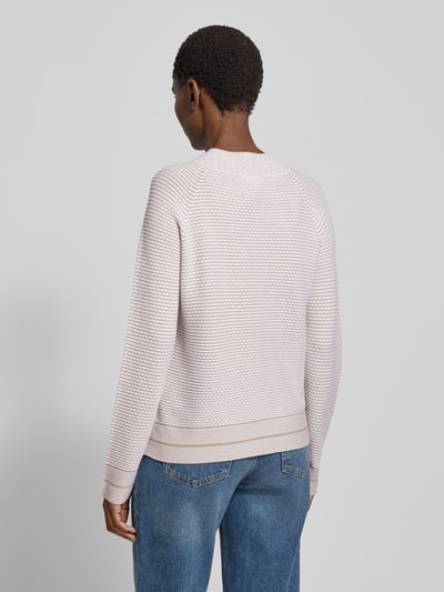 Frauenmodel trägt Strickpullover aus Viskose-Mix mit Strukturmuster von Emporio Armani, helle Farben, Regular-Fit, Rundhalsausschnitt, Rückansicht, Rückenlänge bei Größe S 54 cm, Ärmellänge 60 cm.