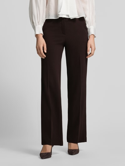 Modelka kobieca nosi ciemnobrązowe spodnie z szerokimi nogawkami Wide Leg Hose mit Eingrifftaschen Modell 'Hillda' od Stehmann, widok z przodu na całą sylwetkę.