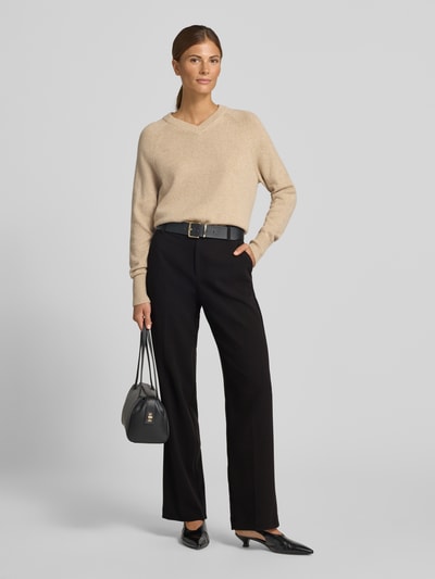 Frauenmodel trägt Straight Fit Hose mit Eingrifftaschen von Christian Berg Woman, schwarz, kombiniert mit Viskose, Ganzkörperansicht von vorne.